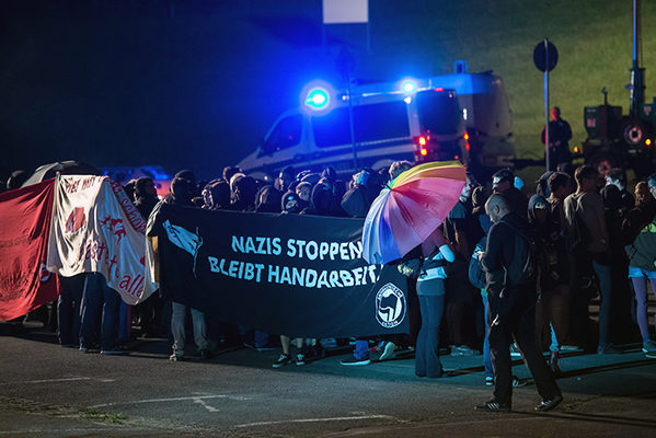 Am Samstag den 22. August 2015 demonstrierten im sächsischen Heidenau 250 Menschen ihre Solidarität mit den Geflüchteten. Am Vorabend hatten sich Rassisten, Neonazis und Hooligans Strassenschlachten mit der Polizei geliefert, um zu verhindern, dass Flüchtlinge in einen umgebauten Baumarkt einziehen.